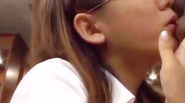 日本办公室美女Eri用巨乳进行火热手淫和口交服务