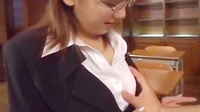 日本办公室美女Eri用巨乳进行火热手淫和口交服务