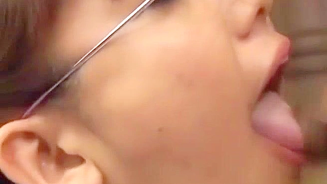 日本办公室美女Eri用巨乳进行火热手淫和口交服务