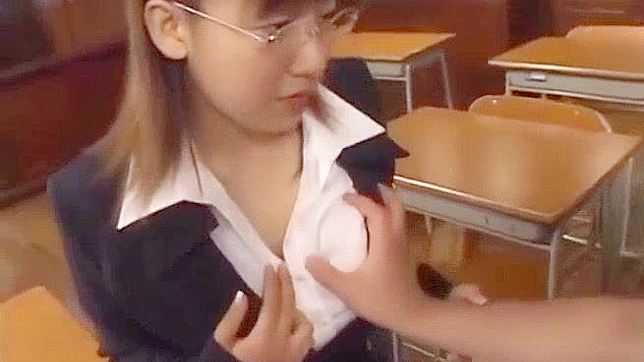 日本办公室美女Eri用巨乳进行火热手淫和口交服务