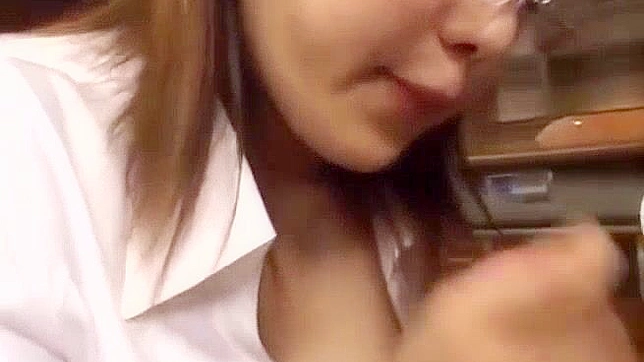 日本办公室美女Eri用巨乳进行火热手淫和口交服务