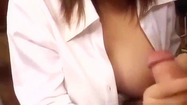 日本办公室美女Eri用巨乳进行火热手淫和口交服务