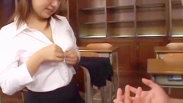 日本办公室美女Eri用巨乳进行火热手淫和口交服务