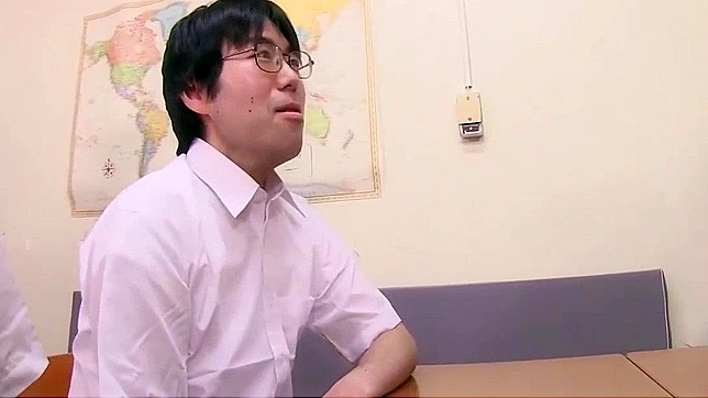 狂野日本女学生的巨乳翘臀群交体验