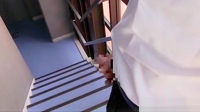 穿丝袜的日本熟女老师露出臀部