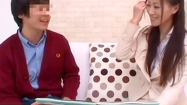 日本女学生被她性感的老师操了