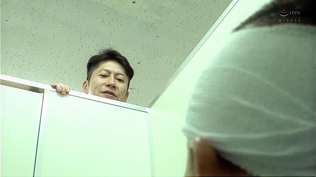 放荡的Hitomi Tanaka在公共场合被肮脏老男人从后面干！