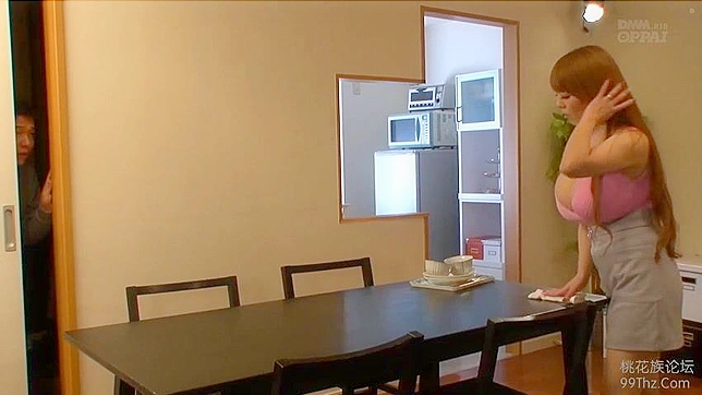 爸爸偷窥日本Hitomi Tanaka如何换衣的全过程