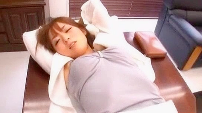 日本熟女秘书在办公室享受毛茸口交与射精 – 主观视角色情片