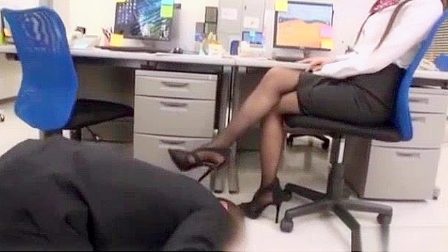 日本熟女穿丝袜进行口交和狗式激情互动