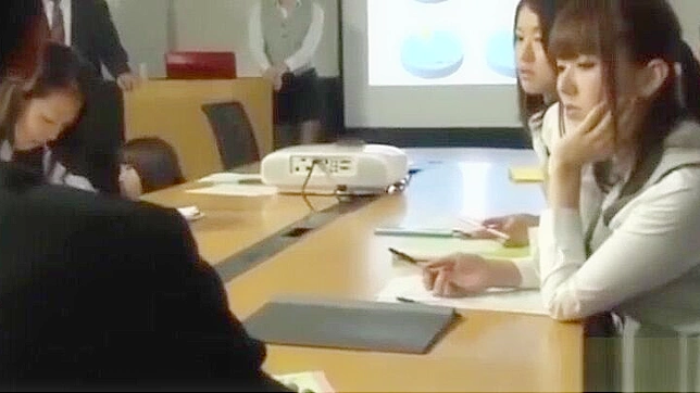 日本办公室女郎反向多人行淫，口交狂热与集体性爱