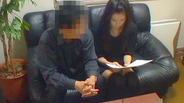 日本办公室女郎穿丝袜的激情口交和舔阴！