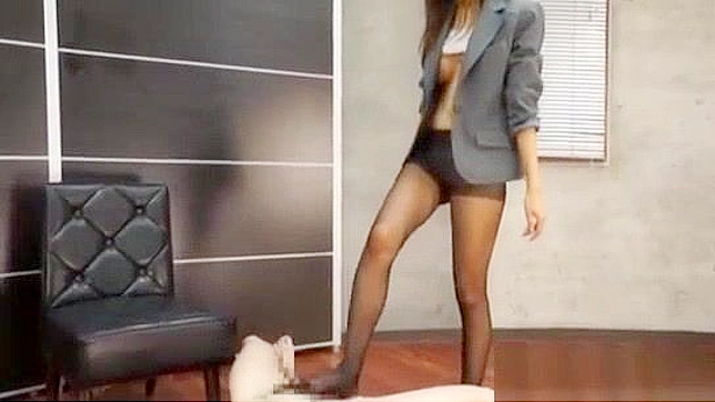 日本办公室少女用大奶和丝袜火热足交服务