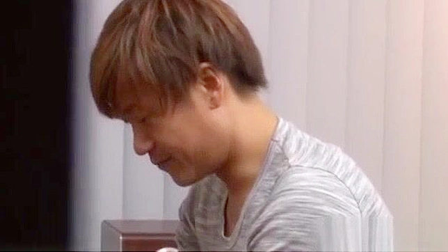 穿着长袜的日本熟女口交后狗式位接受激烈舔阴