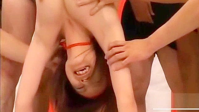 日本办公室女郎获得口交和多人组性爱