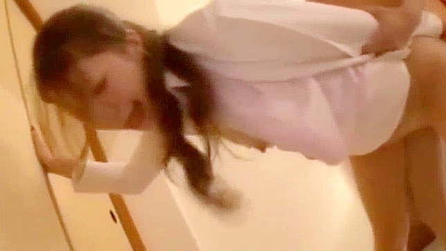 日本色情视频：办公室巨乳狂热口交幻想