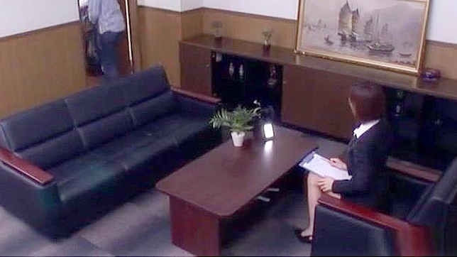 调皮的朝日奈明在办公室享受口交