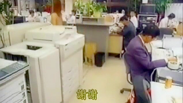 日本OL在公开场合大胆露出大臀部和胸部的淫乱行为