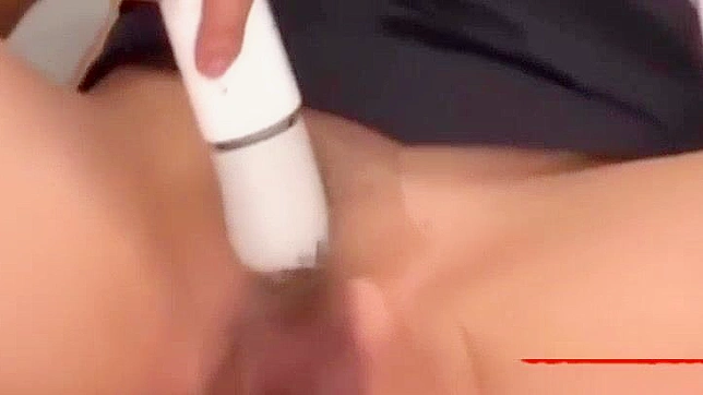 穿丝袜的日本OL为两位男士提供脚交和口交服务