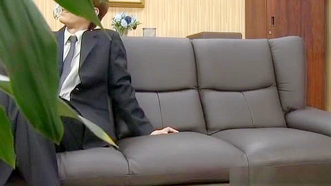 风骚熟女东条真琴办公室69丝袜口交和舔阴