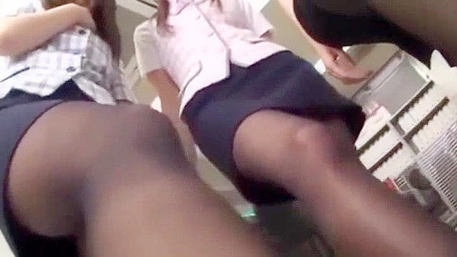 日本OL脚恋物多人淫乱色情视频