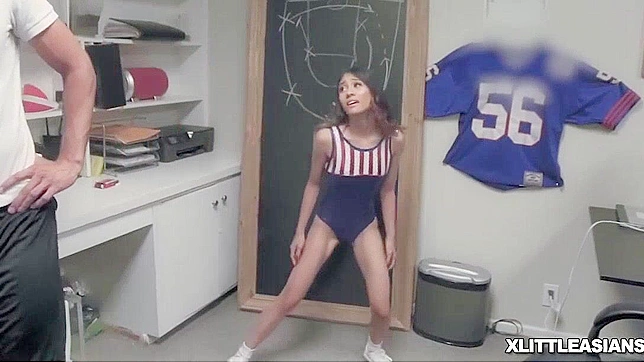 办公室女郎被布拉德的大无遮掩的鸡巴干翻了