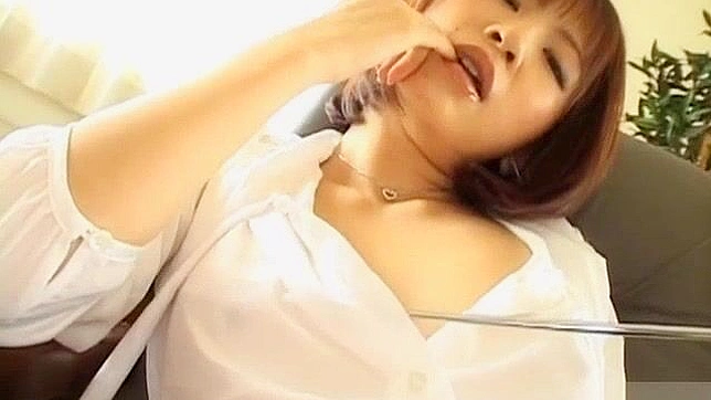 穿丝袜的日本OL铃子自慰后被奶油派脸射精