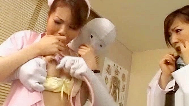 可爱办公室女郎在日本成人片中接受激烈口交