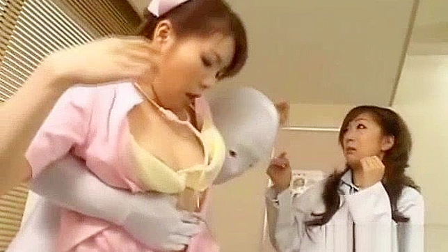 可爱办公室女郎在日本成人片中接受激烈口交