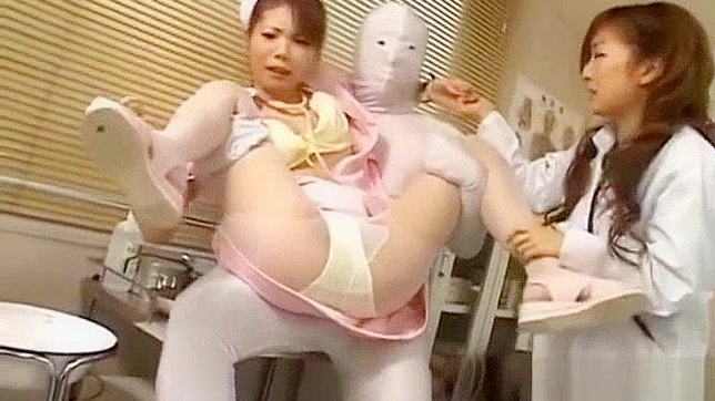 可爱办公室女郎在日本成人片中接受激烈口交