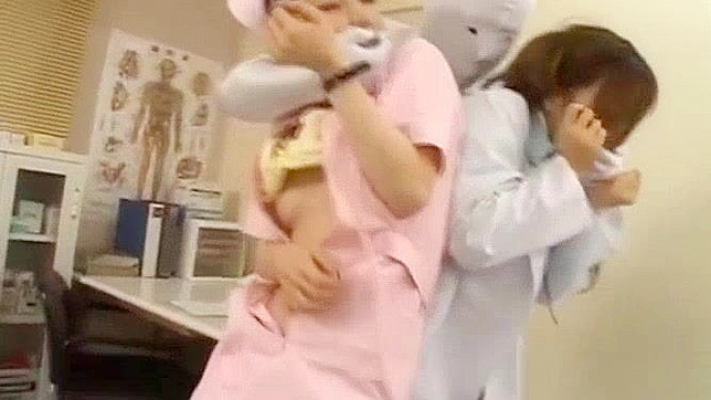 可爱办公室女郎在日本成人片中接受激烈口交