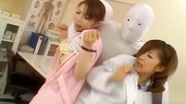 可爱办公室女郎在日本成人片中接受激烈口交