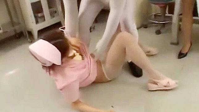 可爱办公室女郎在日本成人片中接受激烈口交