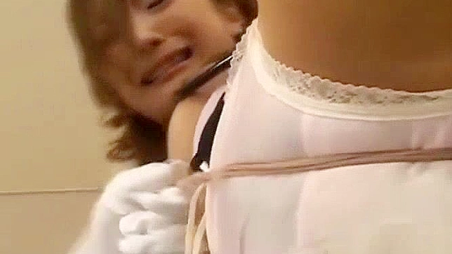 可爱办公室女郎在日本成人片中接受激烈口交