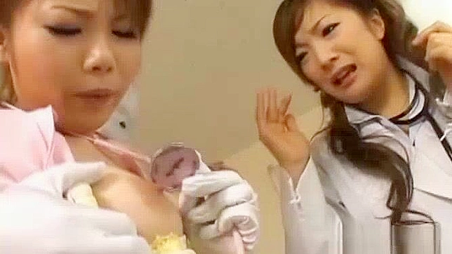 可爱办公室女郎在日本成人片中接受激烈口交