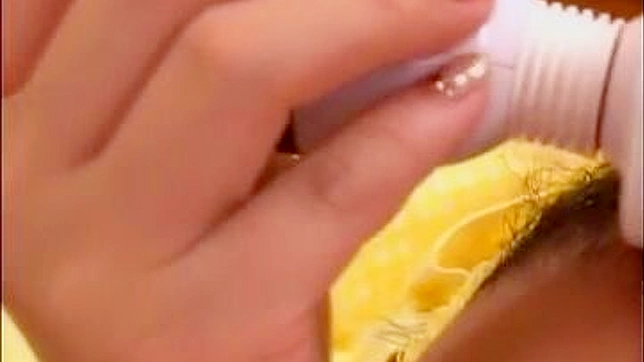 针灸大师用娴熟手指挑逗紧致处女阴部