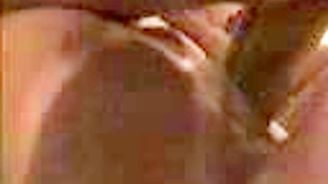 迷人的亚洲素人在家制影片中被猛烈钉入！