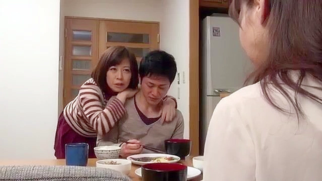 亚洲淫娃疯狂吞食家族成员的野性激情！