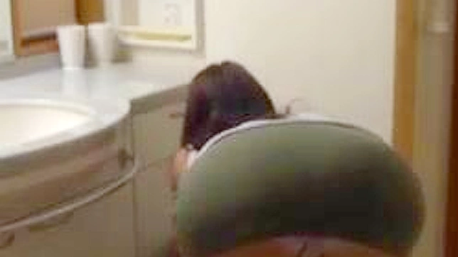 立即观看！：火辣亚洲美女与幸运男友浴室激情狂欢！