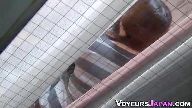 狂野亚洲热辣美女被插得高潮不断喷射湿漉漉的蜜穴