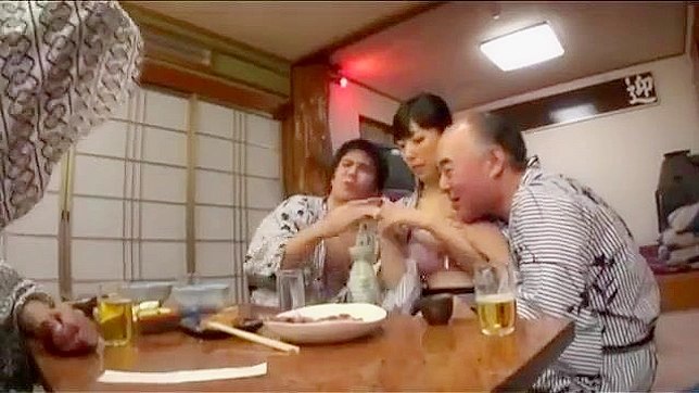 亚洲妻与未割包皮猛男疯狂出轨 多姿势激情啪啪