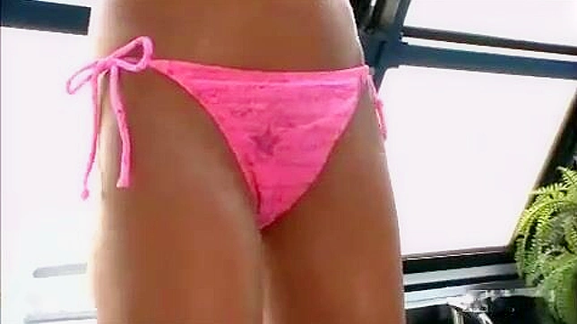 泳池边的亚洲性爱～潮湿狂野午后欢愉