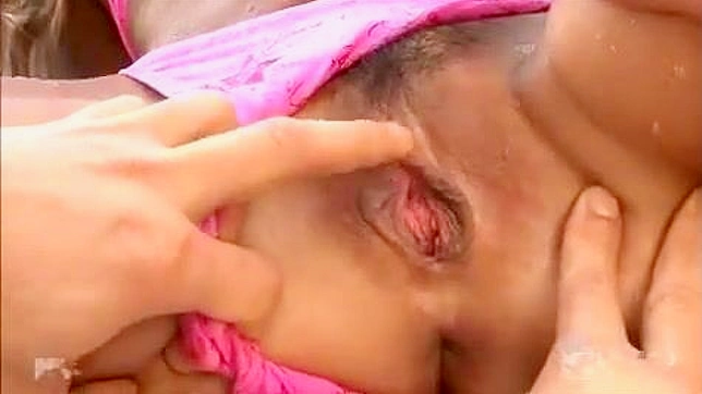 泳池边的亚洲性爱～潮湿狂野午后欢愉