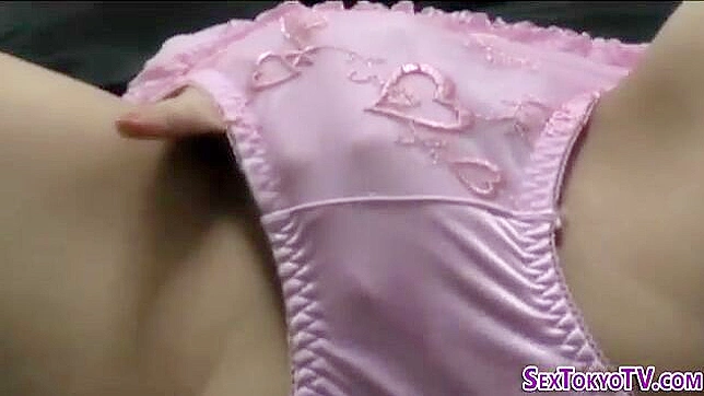 年轻亚洲少女用可爱手指自慰