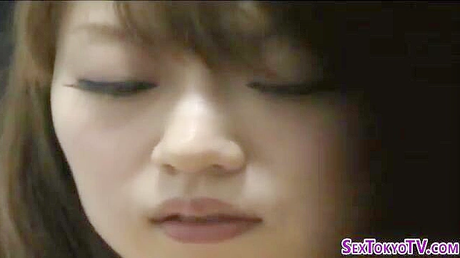 年轻亚洲少女用可爱手指自慰