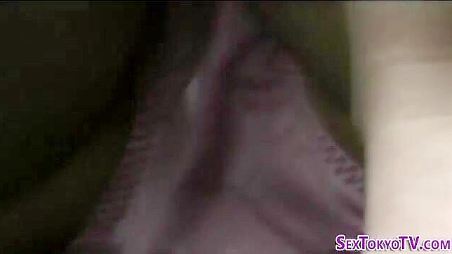 年轻亚洲少女用可爱手指自慰