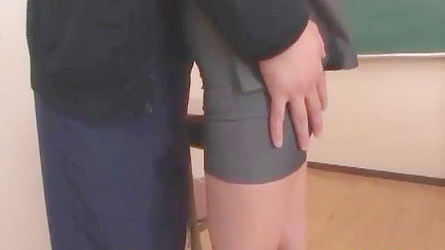 亚洲教师与男同事在教室内的淫乱行为曝光！