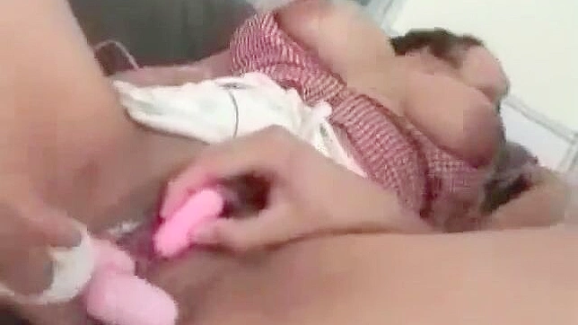 超性感的日本大胸妹子穿着紧身裙用震动棒自慰