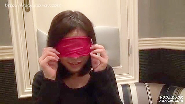 蒙眼亚洲淫娃的极致体验，充满诱惑狂野刺激