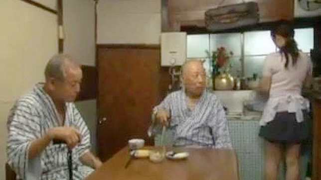 释放欲望！与老少同乐的中式三人行色情视频！